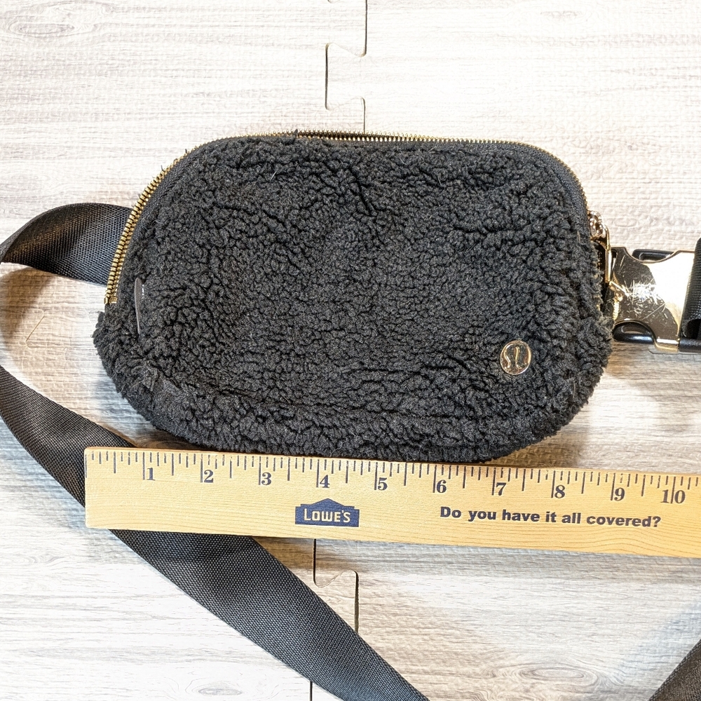 Lululemon Everywhere Belt Bag Fleece Sherpa Black/Gold Unisex Athleisure - Picture 5 of 7